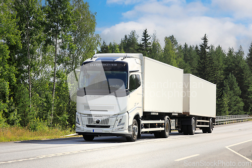 Image of White Volvo FH Aero Pulls Trailer on Road