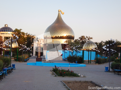Image of Golden helmet monument.