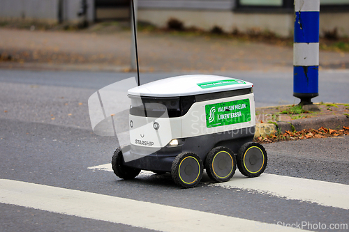 Image of Starship Autonomous Food Delivery Robot Crosses the Street