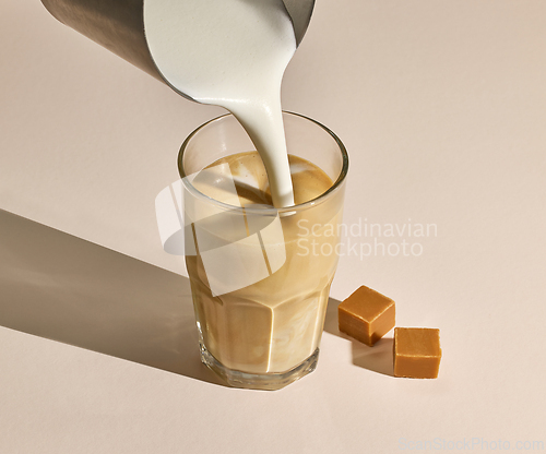 Image of process of making caramel latte