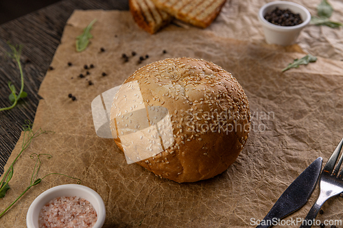 Image of Round sesame seed bun