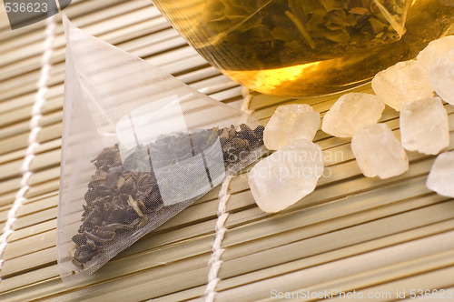 Image of white tea, nylon tea-bag and sugar