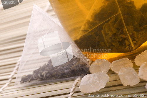 Image of white tea, nylon tea-bag and sugar