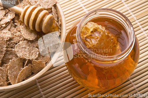 Image of fresh honey with honeycomb and breakfast flakes