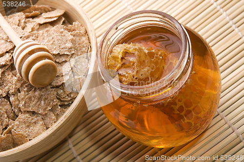 Image of fresh honey with honeycomb and breakfast flakes