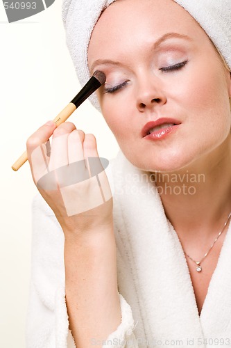 Image of Putting on eye makeup