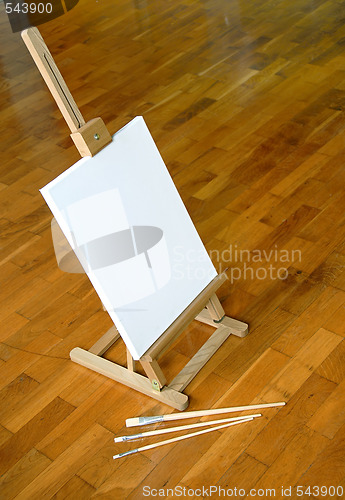 Image of Easel with blanc canvas