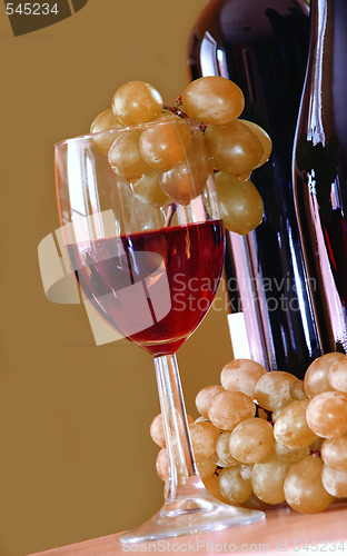 Image of Flavoured Red wine with grape bunch