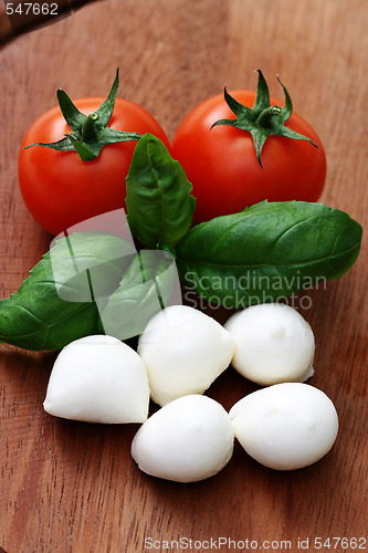 Image of mozzarella and cherry tomatoes