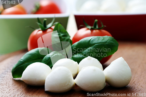 Image of mozzarella and cherry tomatoes