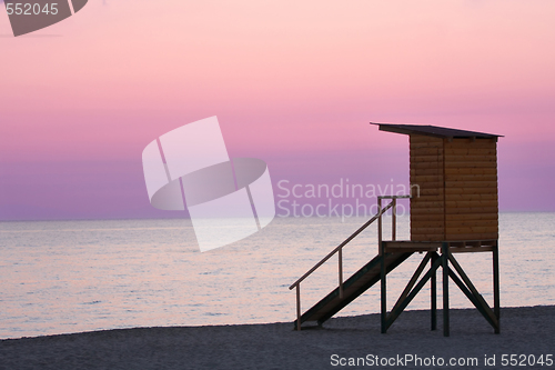 Image of life guard tower and ocean 