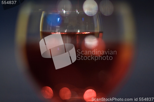 Image of 2 Glasses of wine with a strong DOF 