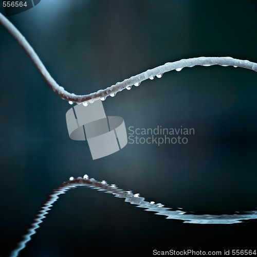 Image of raindrops on wire