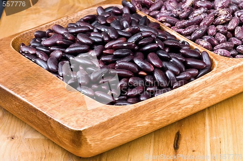 Image of Kidney beans in wooden dish