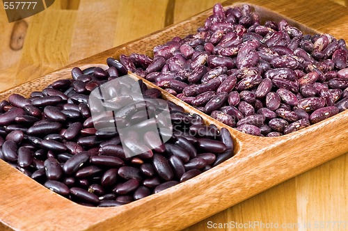 Image of Kidney beans in wooden dish