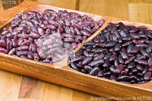 Image of Kidney beans in wooden dish