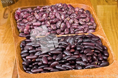 Image of Kidney beans in wooden dish