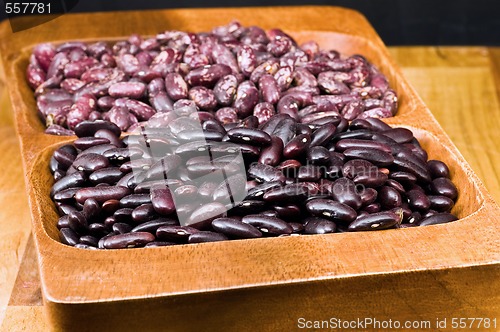 Image of Kidney beans in wooden dish