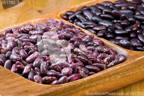 Image of Kidney beans in wooden dish