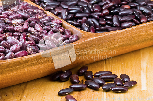 Image of Kidney beans in wooden dish