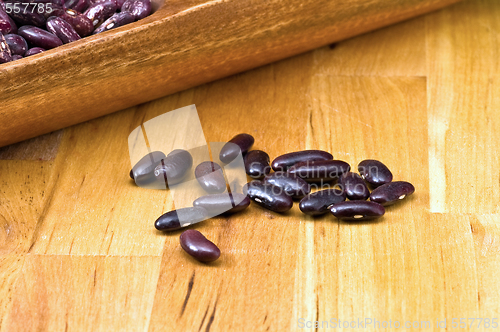 Image of Kidney beans in wooden dish