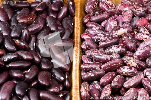 Image of Kidney beans in wooden dish