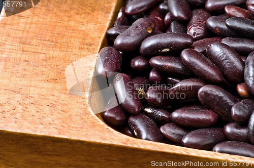 Image of Kidney beans in wooden dish