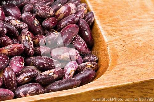 Image of Kidney beans in wooden dish