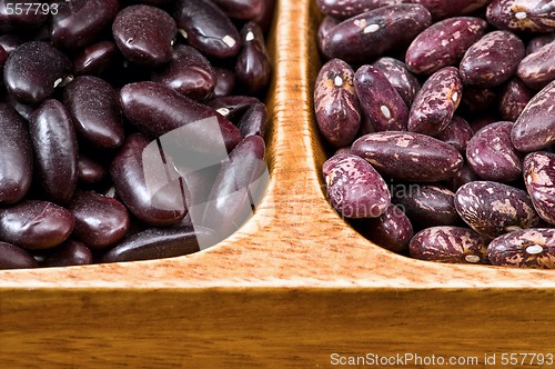 Image of Kidney beans in wooden dish