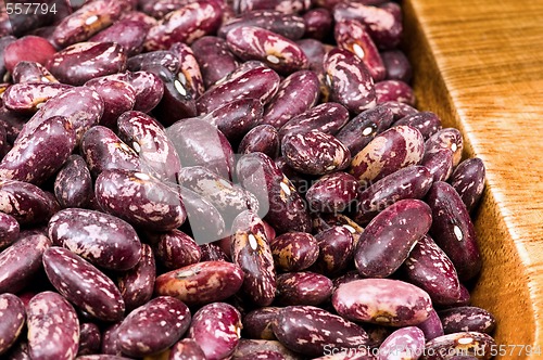 Image of Kidney beans in wooden dish