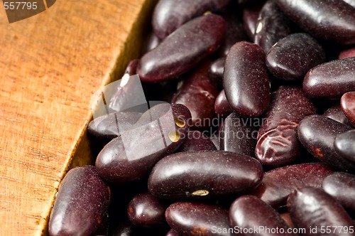 Image of Kidney beans in wooden dish