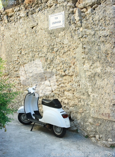 Image of Vespa in via Leopardi