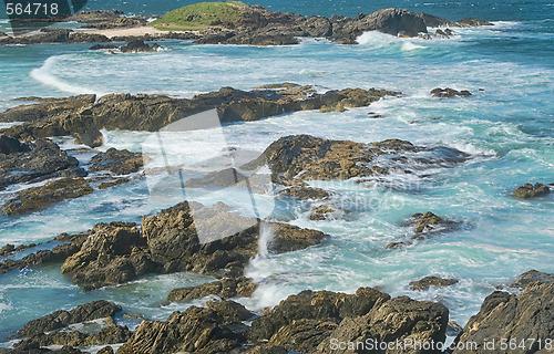 Image of waves on rocks