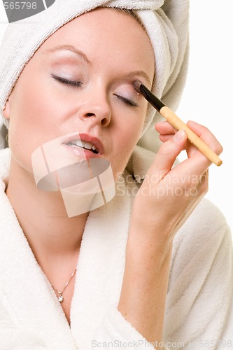 Image of Putting on eye makeup