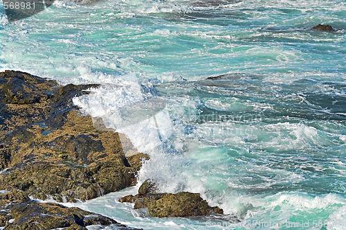 Image of waves on rocks