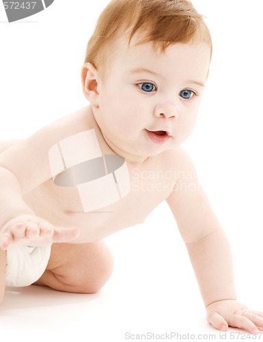 Image of crawling baby boy in diaper