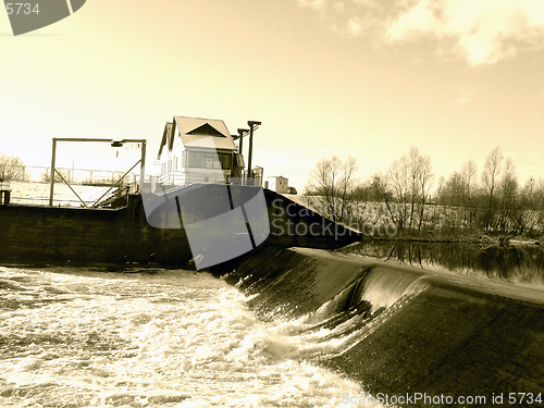 Image of Weir and house