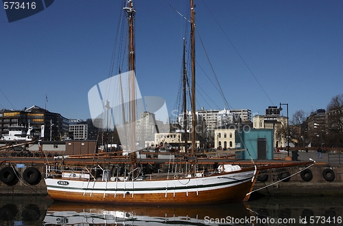 Image of Sailboat in Oslo Harbour caption