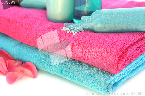 Image of Pink and blue towels with shampoo, solt, cream, body lotion, bat