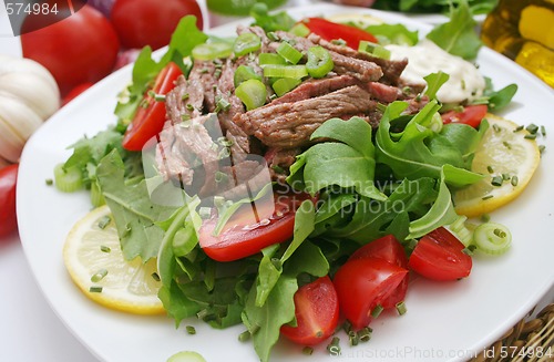 Image of fresh salad with beef