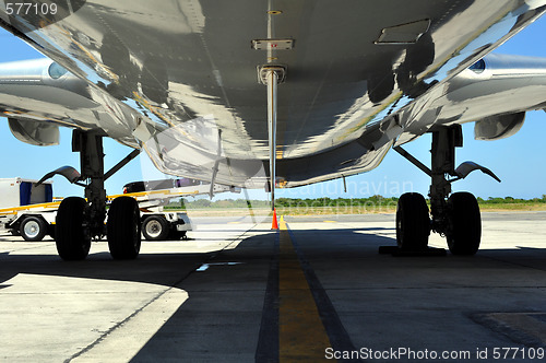 Image of Airplane loading / offloading luggage