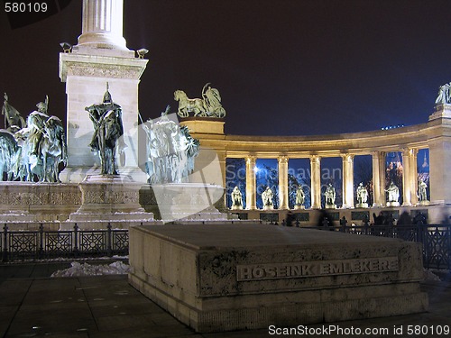 Image of Heroes square in Budapest at night