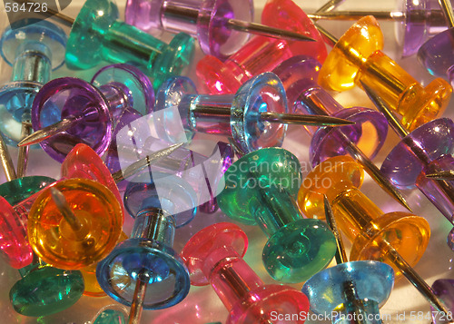 Image of Multicoloured thumbtacks.      