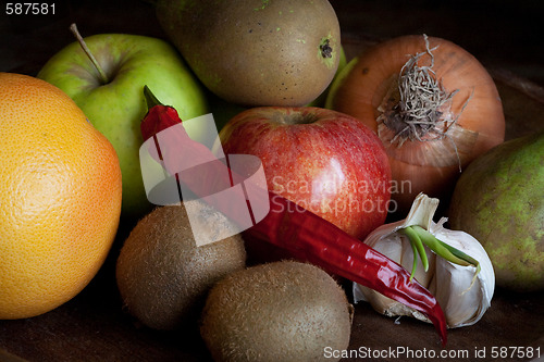 Image of garlic, onion, kiwi, apples and paprika