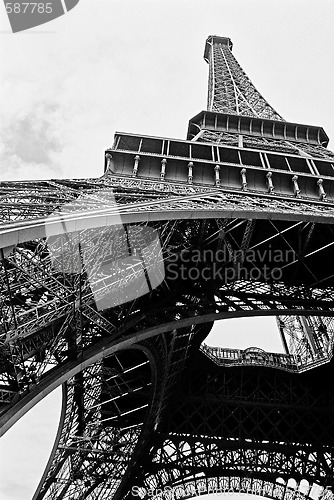Image of Eiffel Tower, The vignetting and the grainy toned black & white 