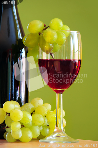 Image of Flavoured Red wine with grape bunch