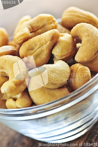 Image of Cashew nuts in glass bowl