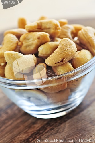 Image of Cashew nuts in glass bowl