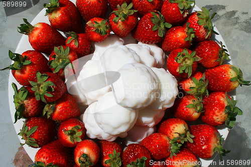 Image of Strawberries with Marshmellow Cookies