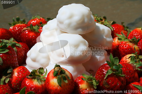 Image of Strawberries with Marshmellow Cookies